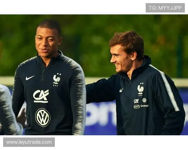 姆巴佩平时穿得比明星还时髦，结果一上场全变猛兽，这反差太刺激了！