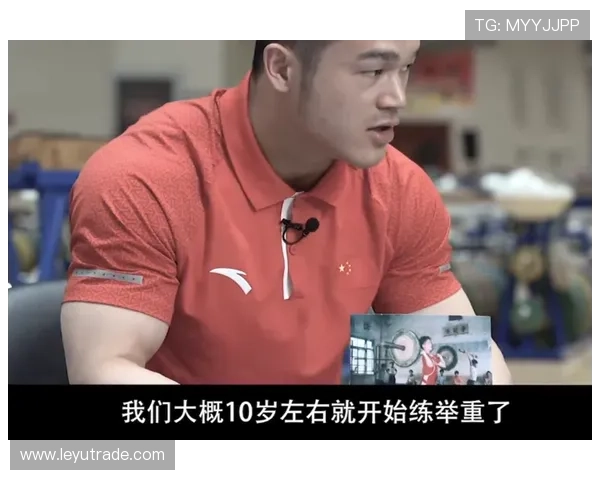 石智勇训练完顺手拎起教练当哑铃