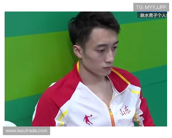 练俊杰到场边吃自热火锅，这生活跟赛场判若两人啊！